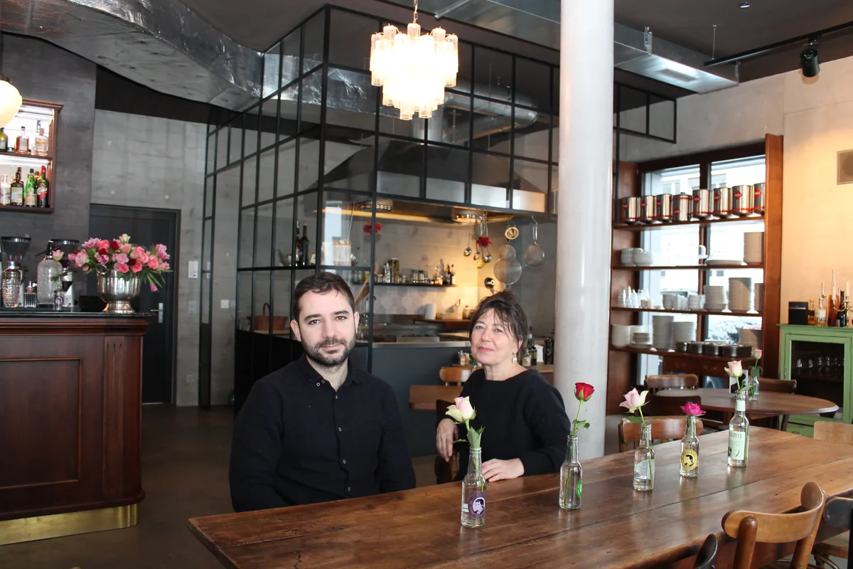 Ein Mann und eine Frau sitzen am Tisch in einem Restaurant.